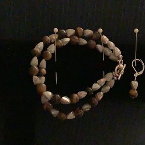 A double strand bracelet,it’s 8 inches long.Earrings are 1 inch long.